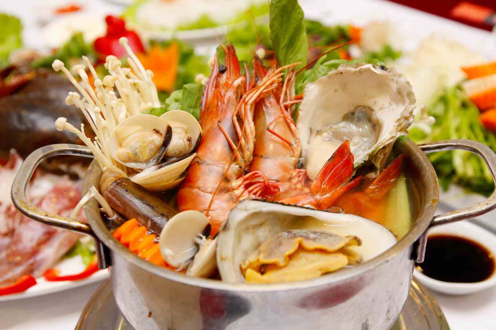 Ăn hải sản không lo bị đầy hơi, tiêu chảy - Cách ăn uống hợp lý với hải sản